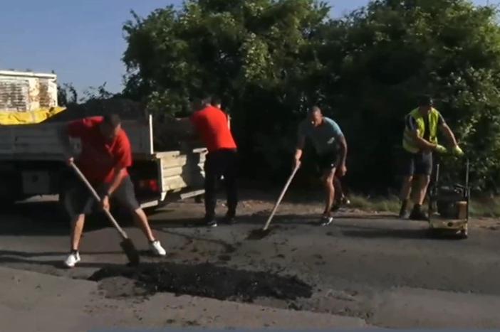 Жители на Нови хан сами ремонтират проблемен път