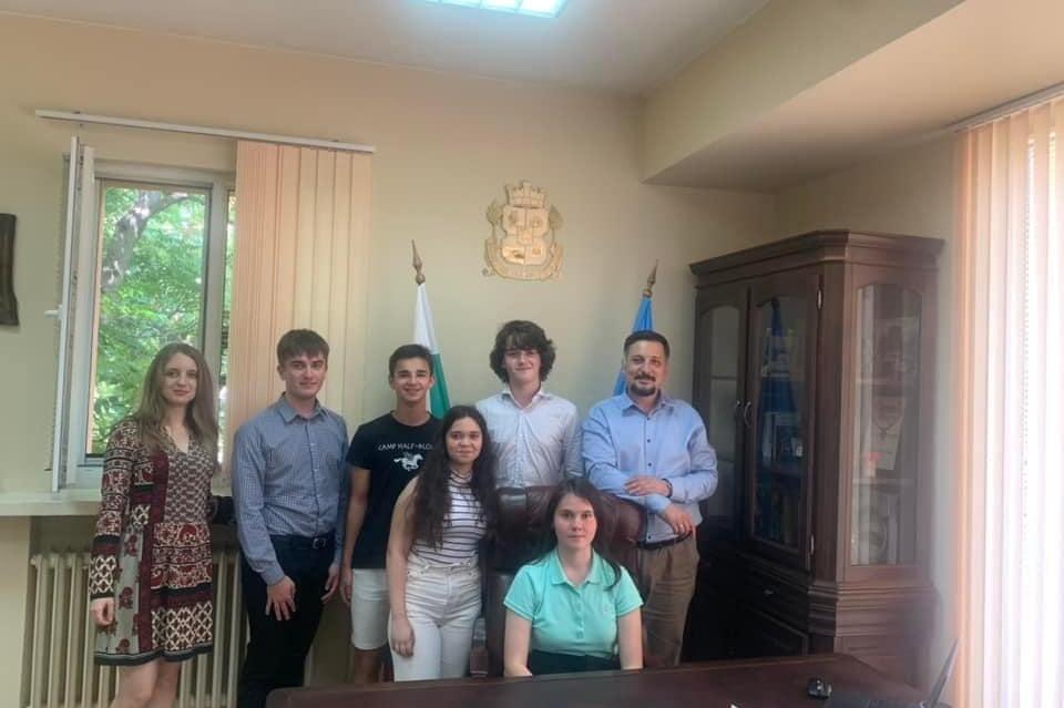 Кметът на столичния "Изгрев" се подчини на ученици - бъдещето на България