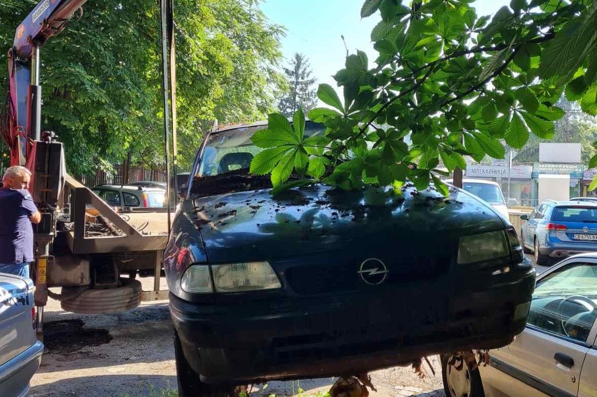 В "Триадица" продължава разчистването от стари автомобили