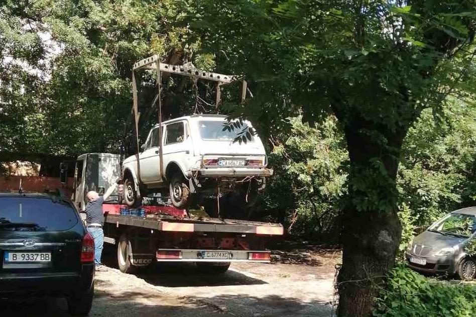 В "Сердика" разчистват общинските площи от стари автомобили
