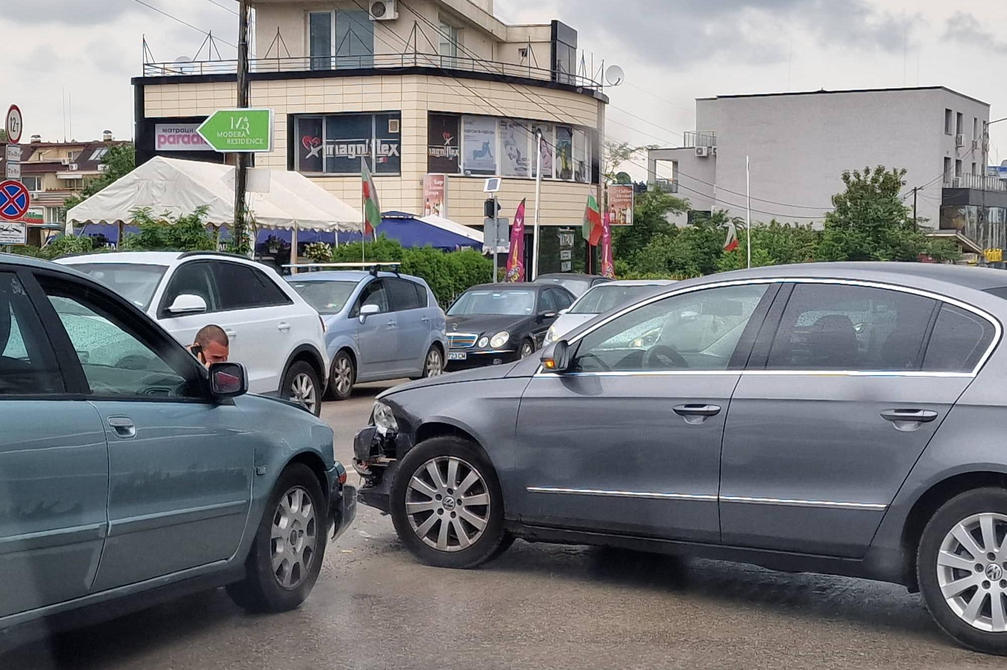 Лека катастрофа с пазарджишка кола задръсти столичното Симеоновско