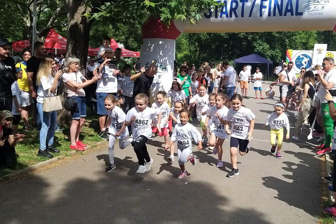 Стотици деца се включиха във фестивала „Вие сте част от нас“ (СНИМКИ)