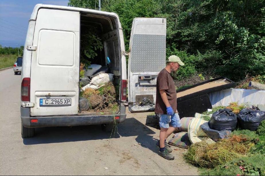 Хванаха мъж да изхвърля „зелени“ отпадъци в м. Камбаните