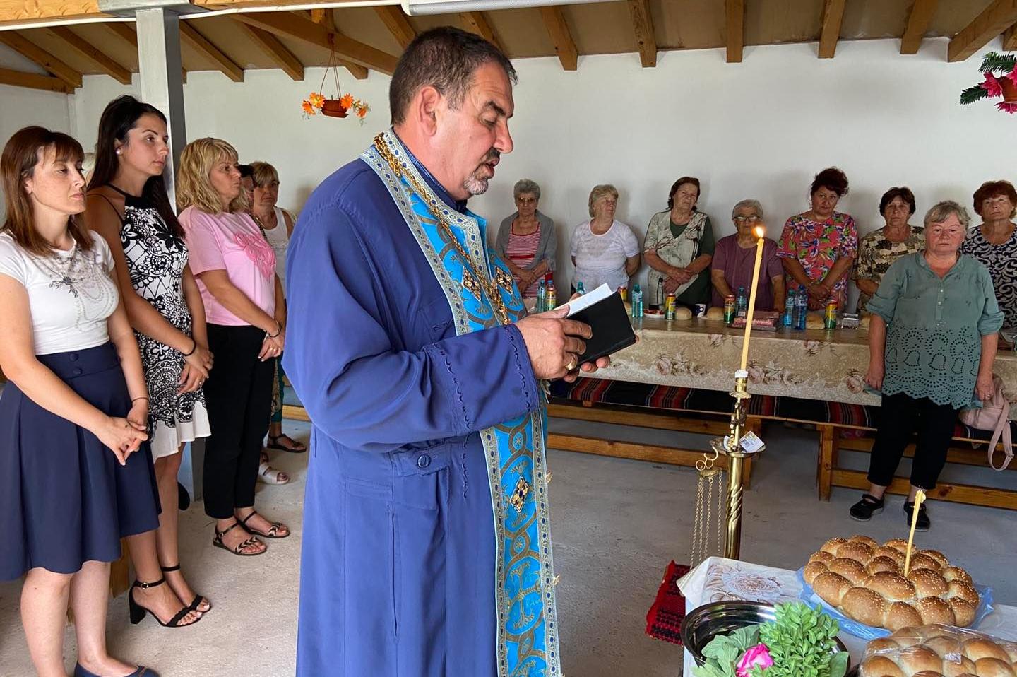 Пенсионери от Нови Искър чуха молитва за здраве в манастира „Свети 40 мъчен