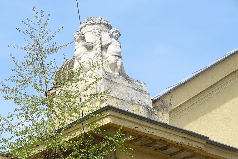 Рушащата се сграда на банята в Горна баня - паметник на културата пред изче