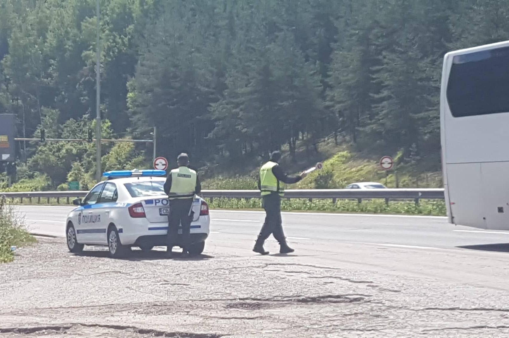 Столични полицаи хванаха 11 сирийци в украински бус на магистрала "Тракия"