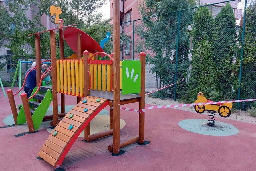 Ремонтират детските площадки в район Студентски (СНИМКИ)