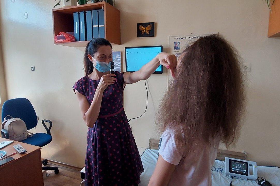 Софийски лекари преглеждаха безплатно деца във В. Търново (СНИМКИ)