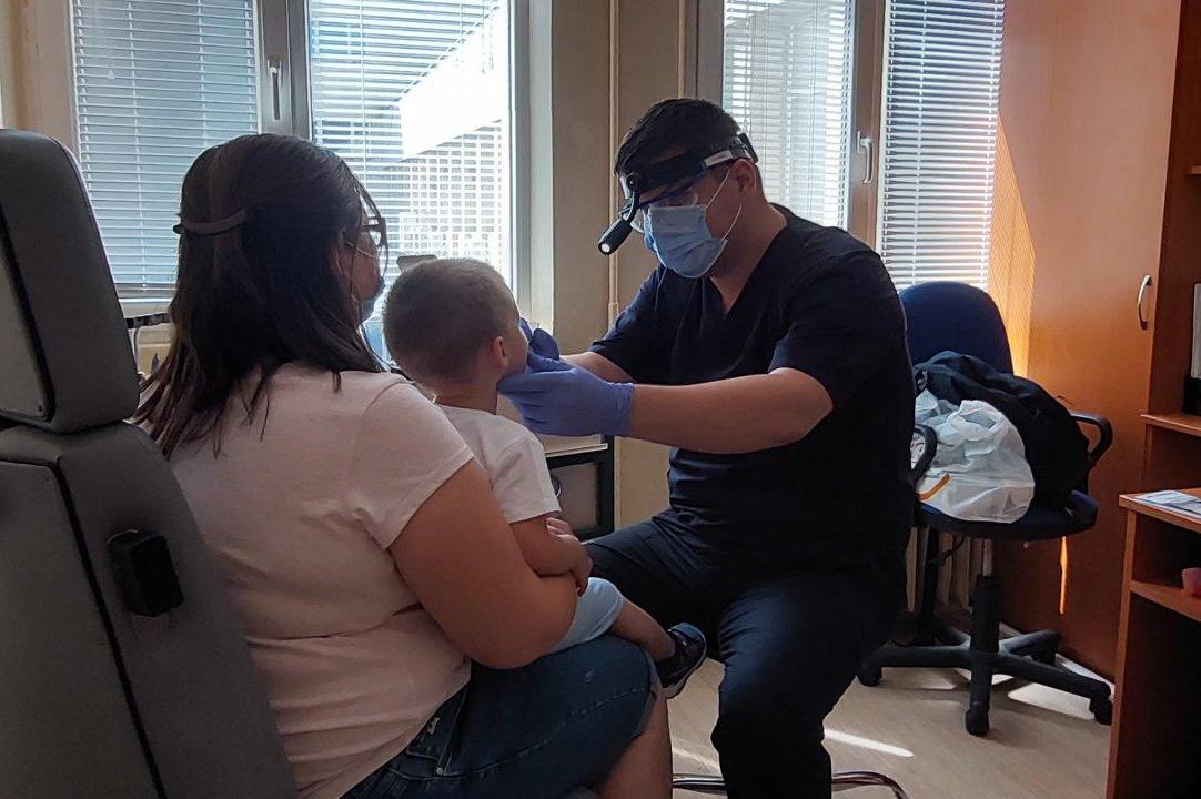 Софийски лекари прегледаха безплатно деца във В. Търново