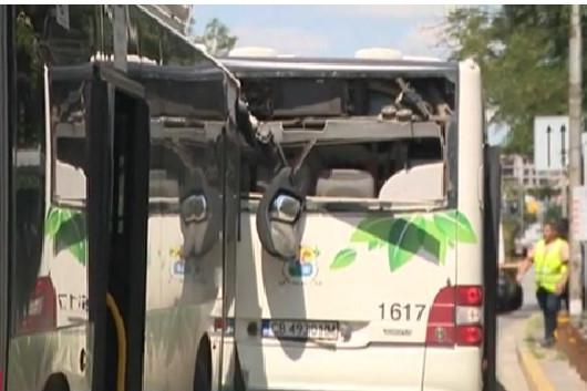 Автобуси на градския транспорт в София се удариха, има пострадали
