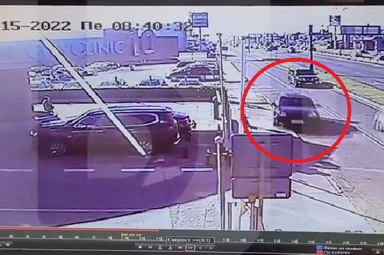 Шофьор удари пешеходец и два камиона в София
