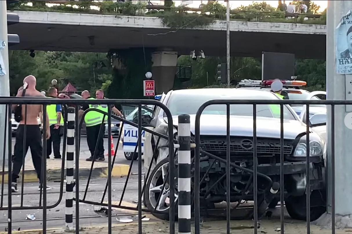 Отново нощ с катастрофи в София: Кола се оплете в маркуча на цистерна (СНИМ