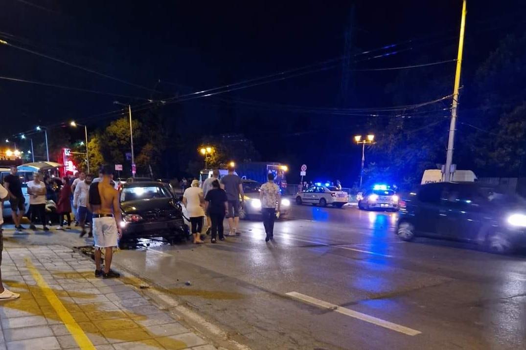 Отново нощ с катастрофи в София: Кола се оплете в маркуча на цистерна (СНИМ