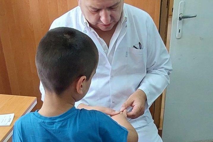 Софийски лекари преглеждаха безплатно деца във В. Търново (СНИМКИ)