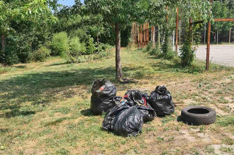 Доброволци и общинари от Овча купел разчистита край спортна площадка