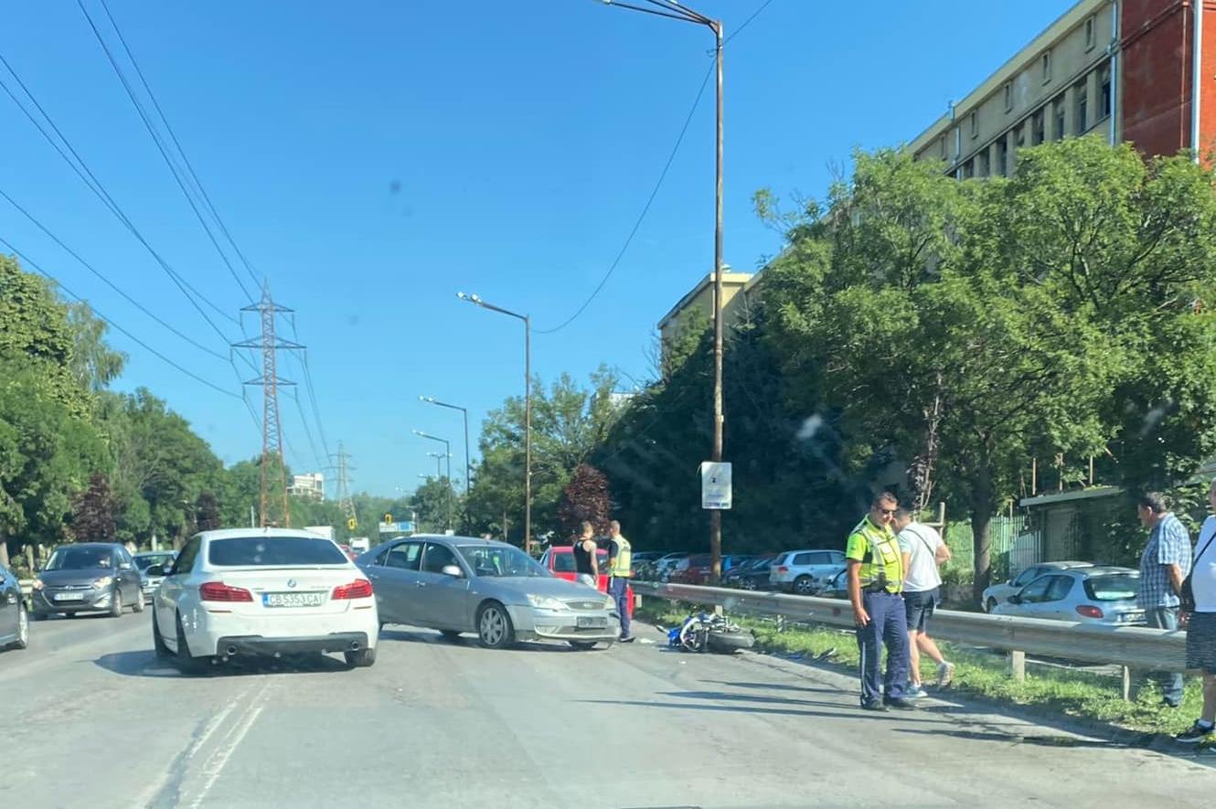 Катастрофа с моторист затруднява движението по "Никола Петков" към Люлин