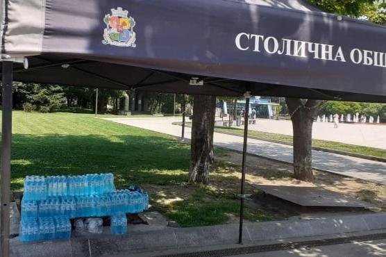 В жегите: Раздават безплатна вода по улиците на столицата