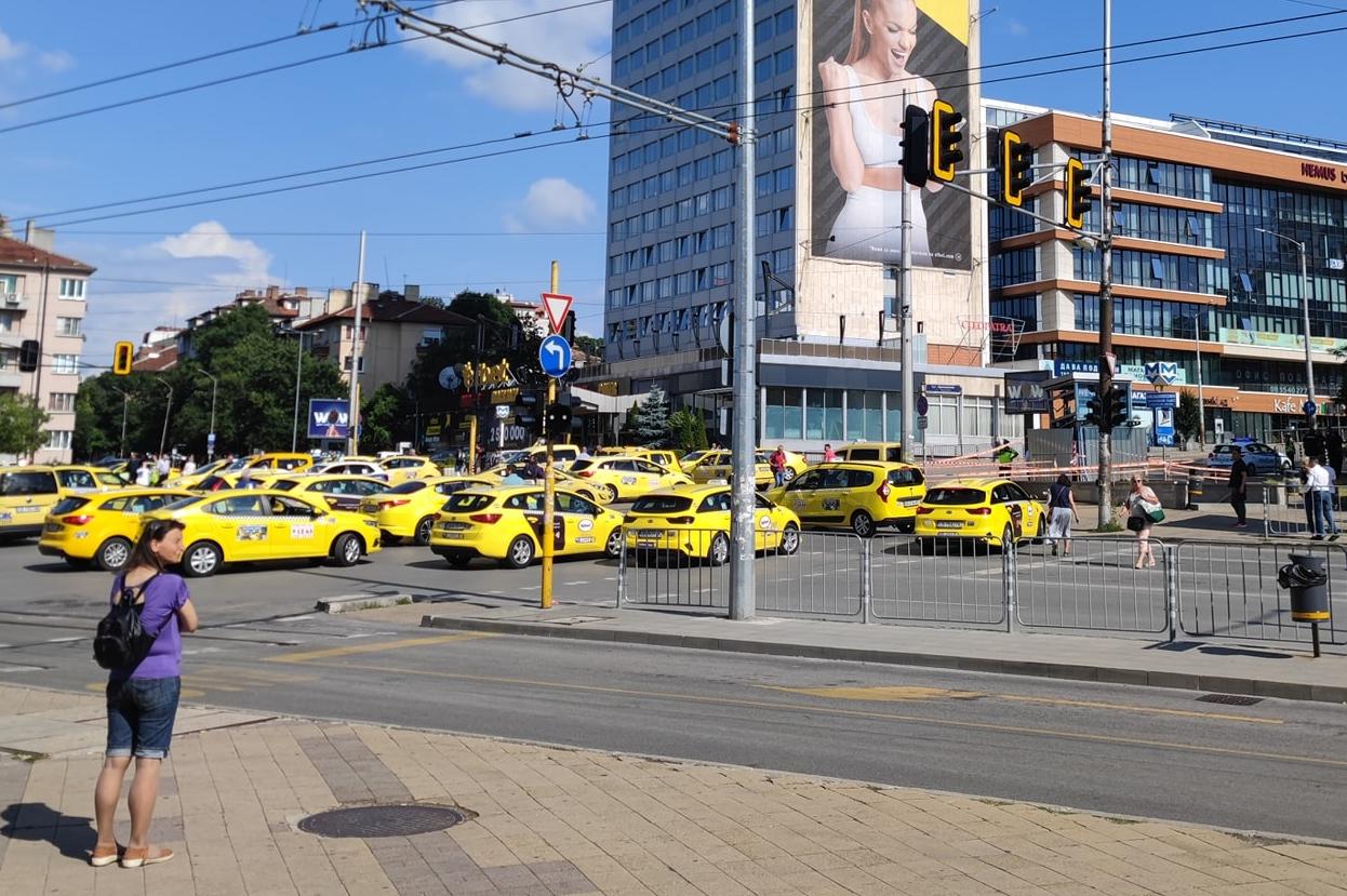 Таксита блокират кръстовището на бул. „Черни връх“ и бул. „Арсеналски“
