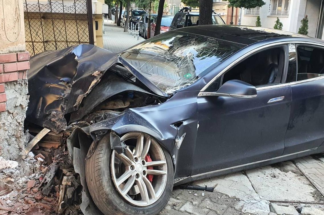 Над 20 дни полицията не открива шофьора на забитата Тесла в заведение в Соф