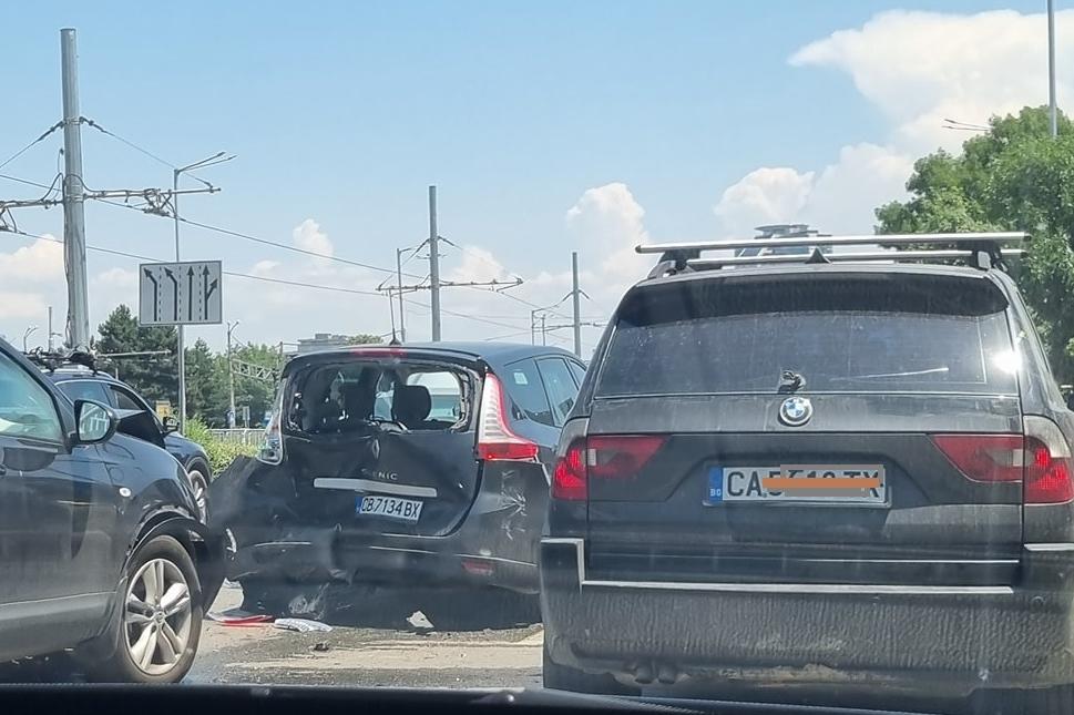 Дистанция: 4 коли се нанизаха във верижна катастрофа на бул. България