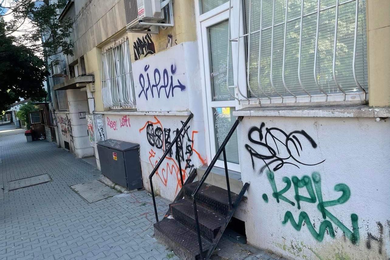 Столичани почистиха грозните надписи от сграда на ул. „Цар Иван Асен II”