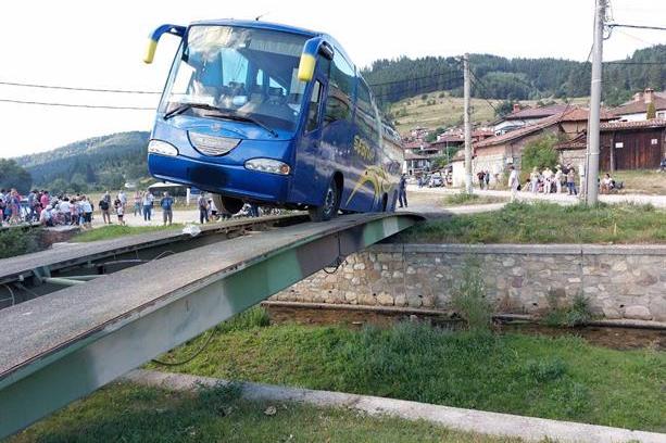 Спасиха 50 пътници от автобус, аварирал над реката в Копривщица