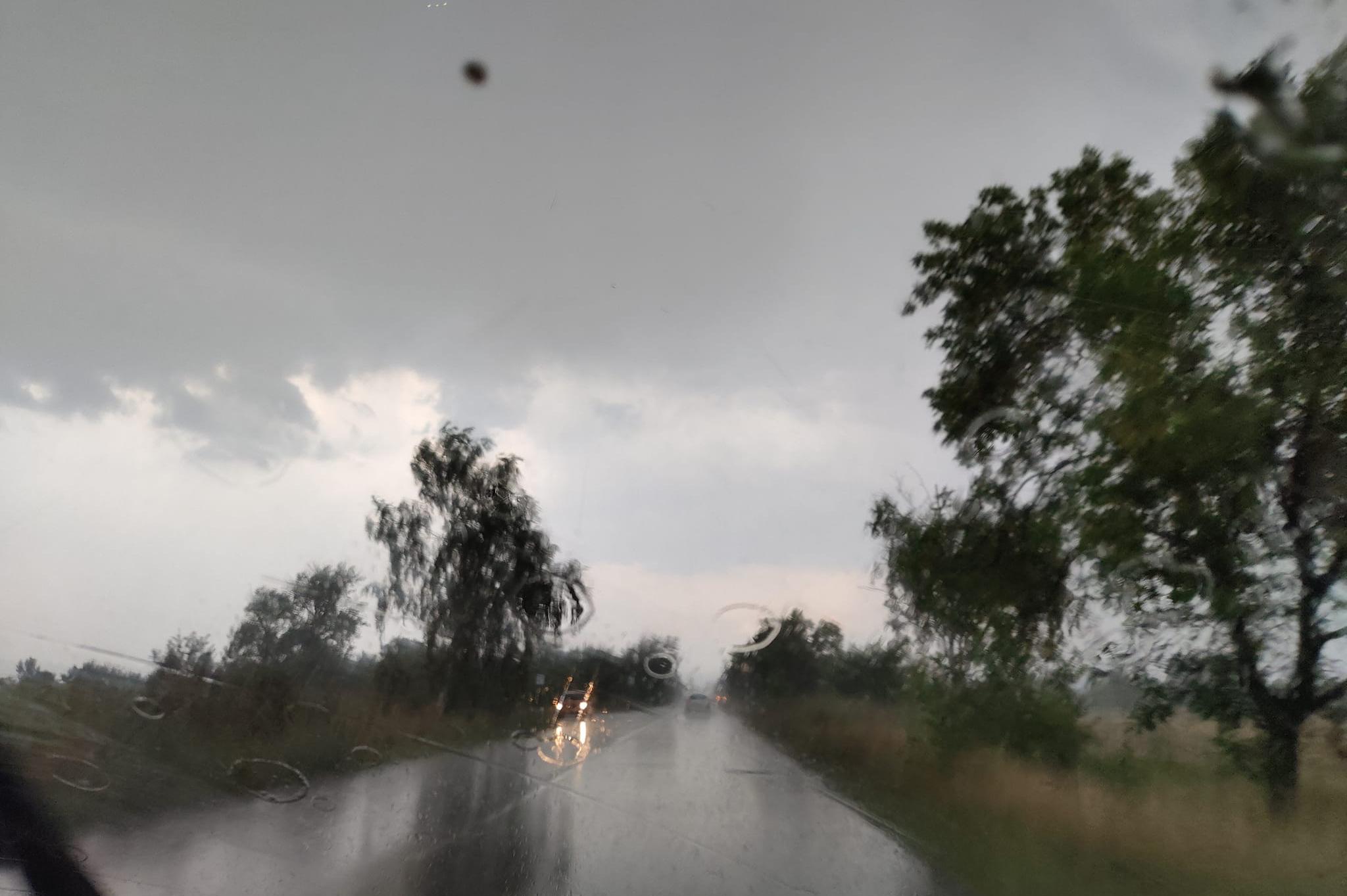 Проливен дъжд и намалена видимост по пътя Банкя-София