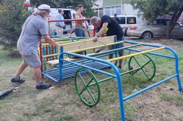 Браво! Жители на „Слатина“ преобразиха детска площадка (СНИМКИ)