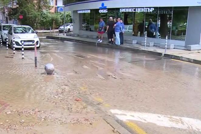 Голяма авария наводни улици и остави част от центъра на София без вода