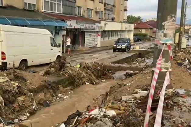 Аварийни екипи от София помагат на пострадалите от наводнението в Карлово