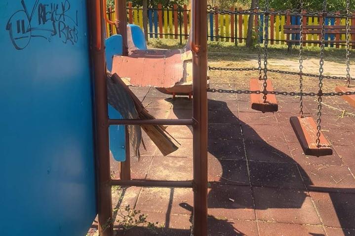 Вандали изпотрошиха детска площадка в Овча купел (СНИМКИ)