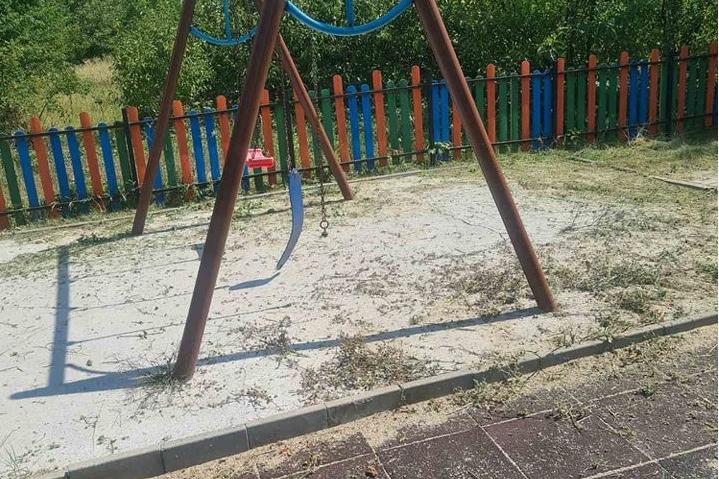 Вандали изпотрошиха детска площадка в Овча купел (СНИМКИ)