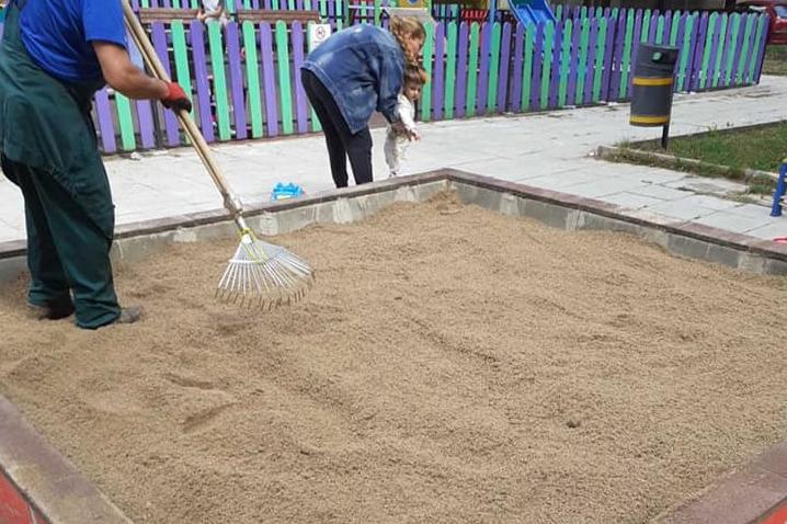 Почистиха пясъчниците и детските площадки в Триадица