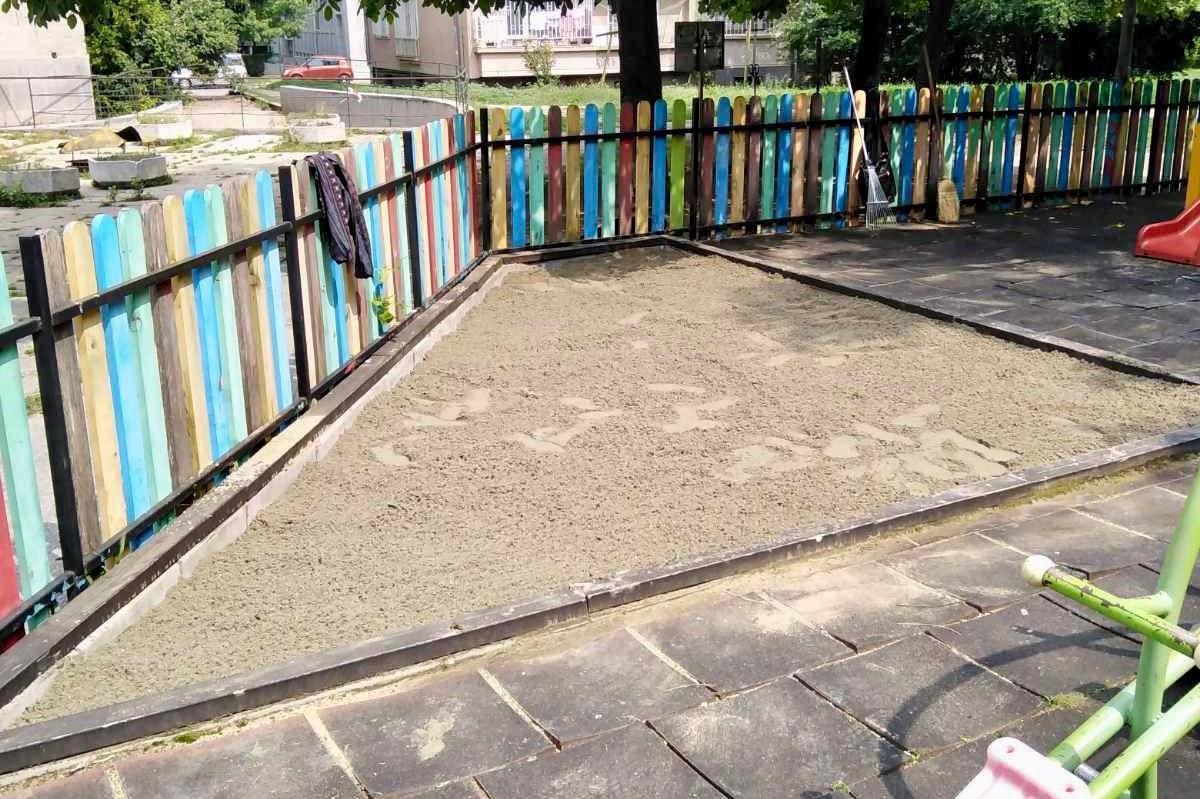 В Слатина смениха пясъка на 3 детски площадки