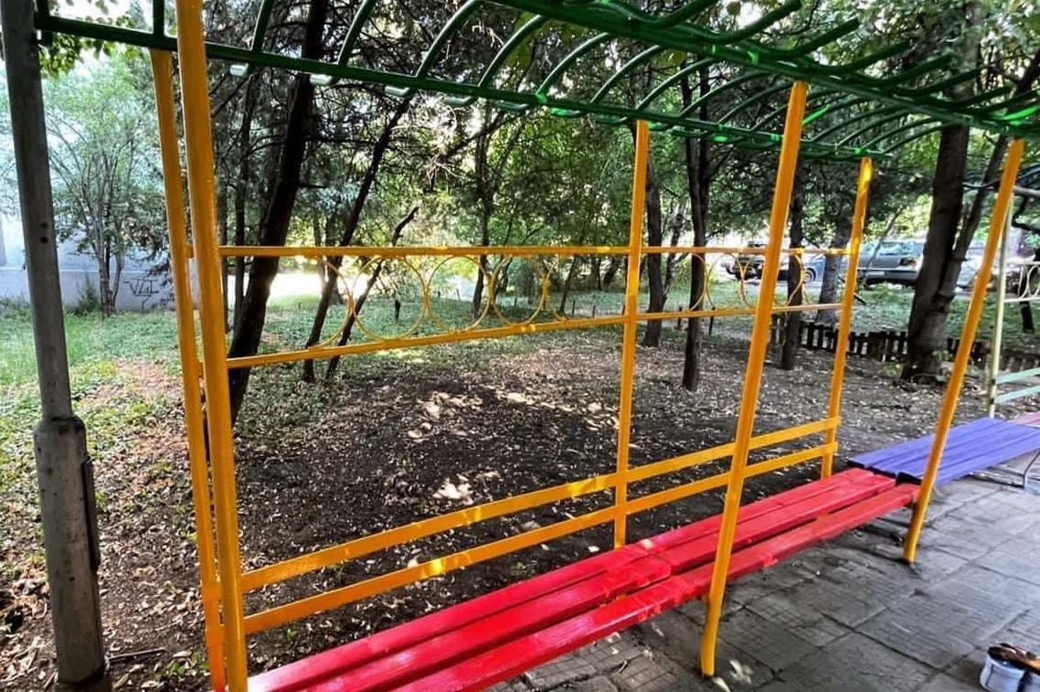 Доброволци боядисаха пейки в жк „Дианабад“