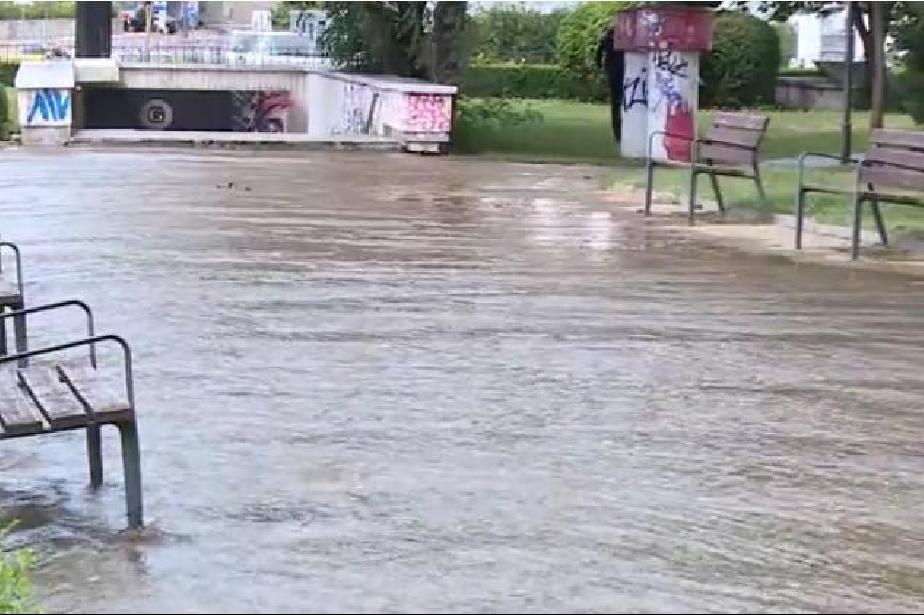 Голяма авария наводни улици и остави част от София без вода