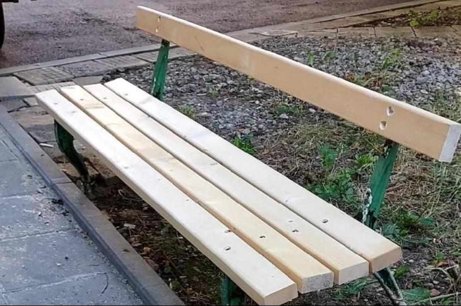 Продължават ремонтите на пейки в район „Изгрев“