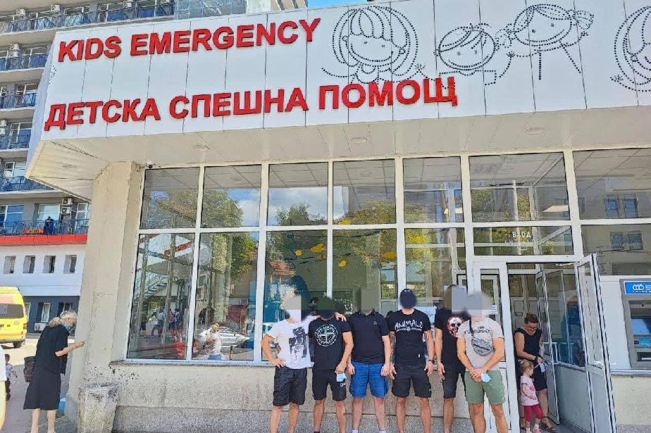 Футболни фенове отидоха в "Пирогов", за да подкрепят пострадалите сръбски д