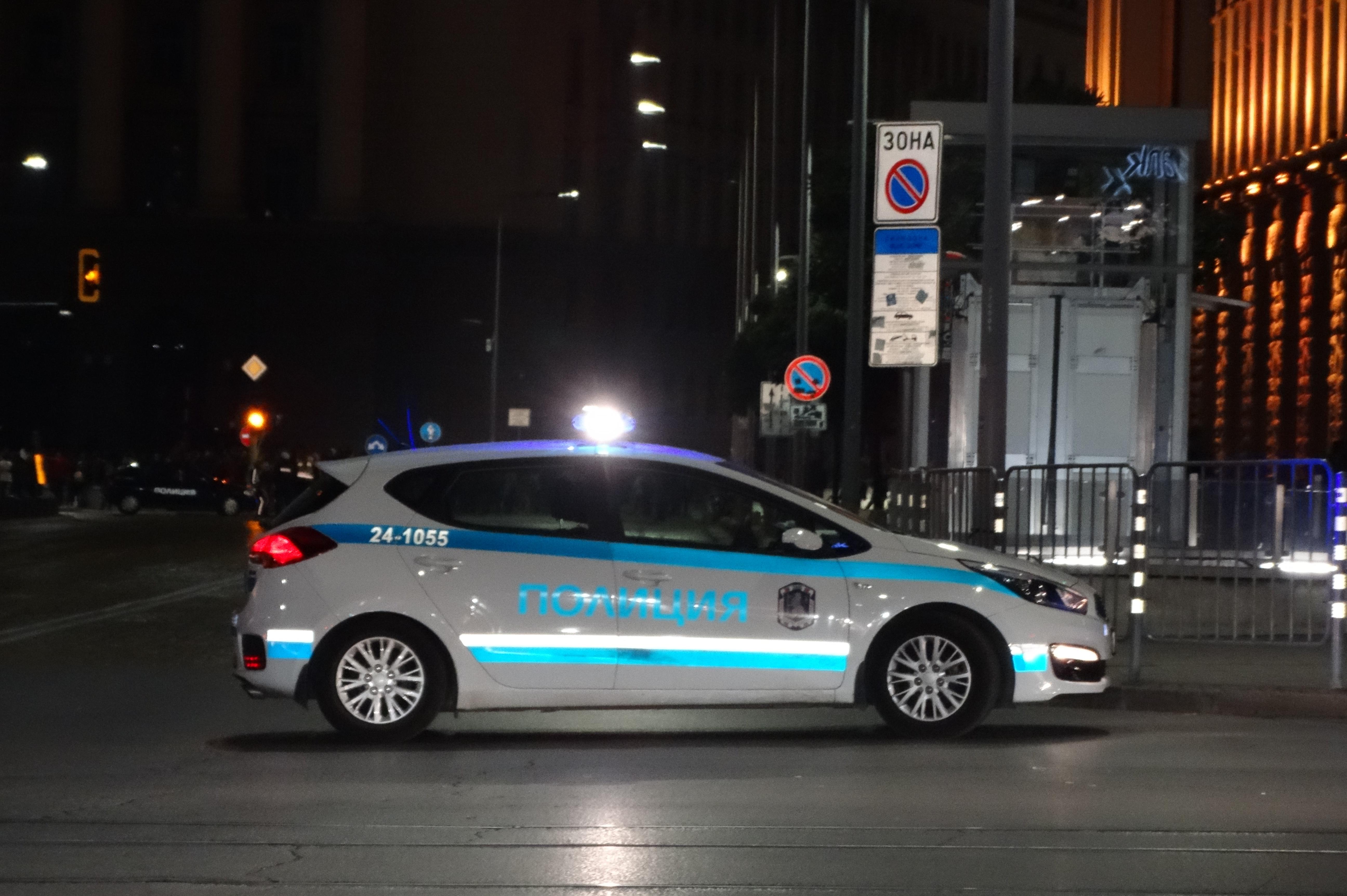 Арестуваха друсани и пияни младежи за открадната кола в Златица