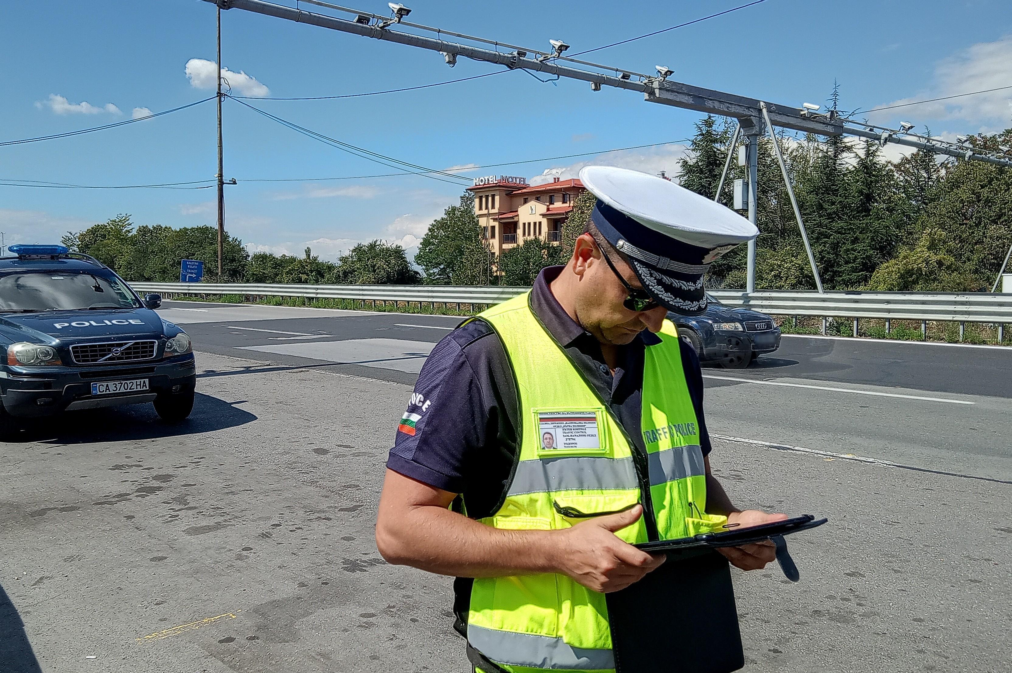 Тирове се удариха на София - Ботевград, единият шофьор е загинал