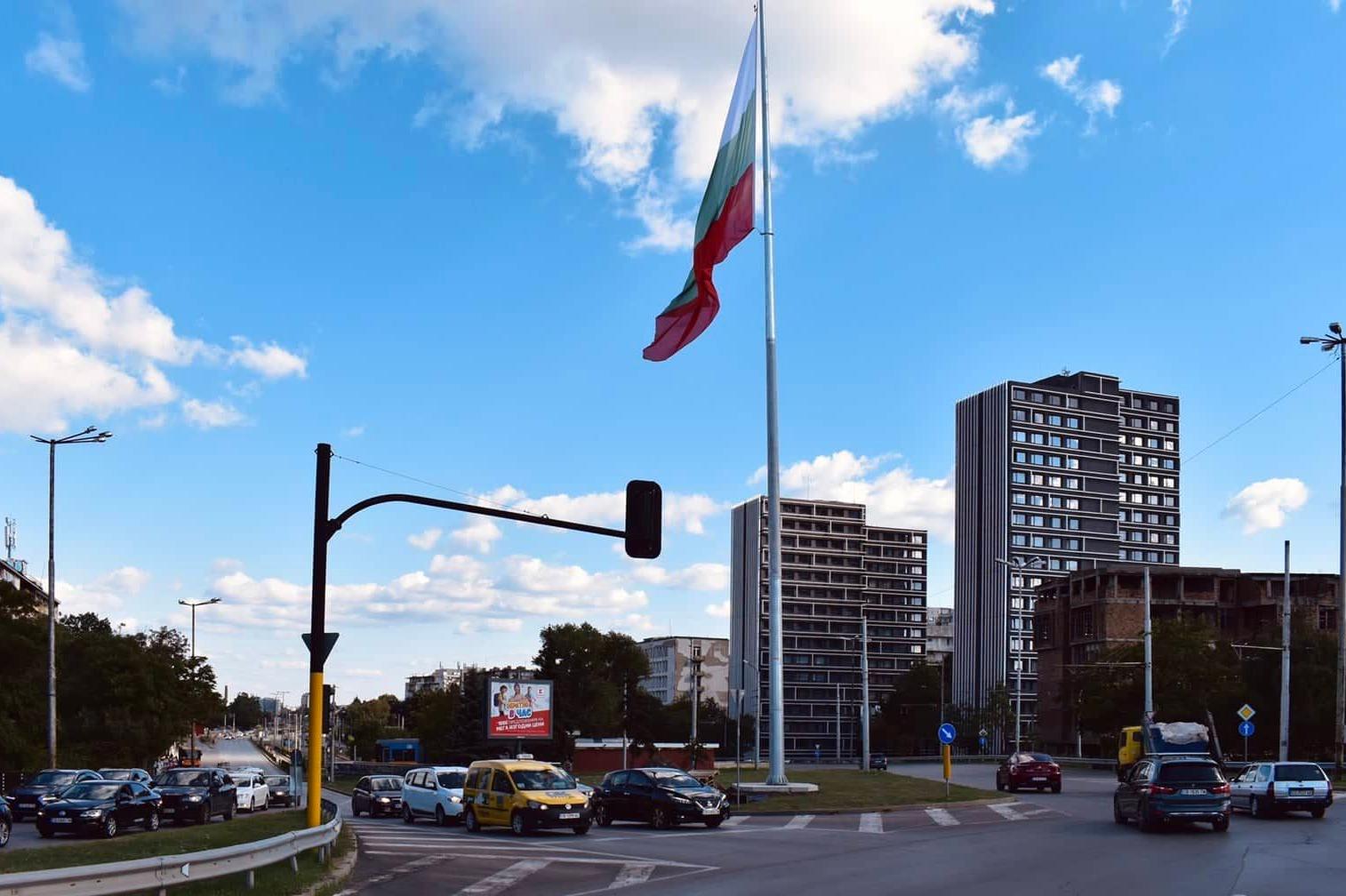 Българският флаг се развя на 30-метров пилон в район Сердика