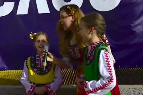 Учителка в носия и с "Рипни, Калинке" посрещна децата в столичното "Петко К