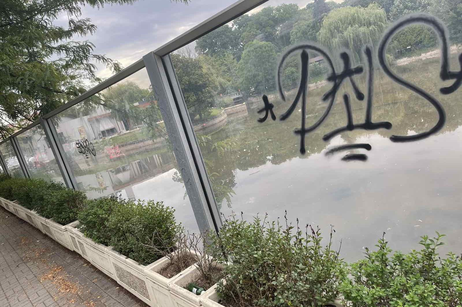 Изчистиха графити и драсканици по предпазните пана на езерото “Ариана”