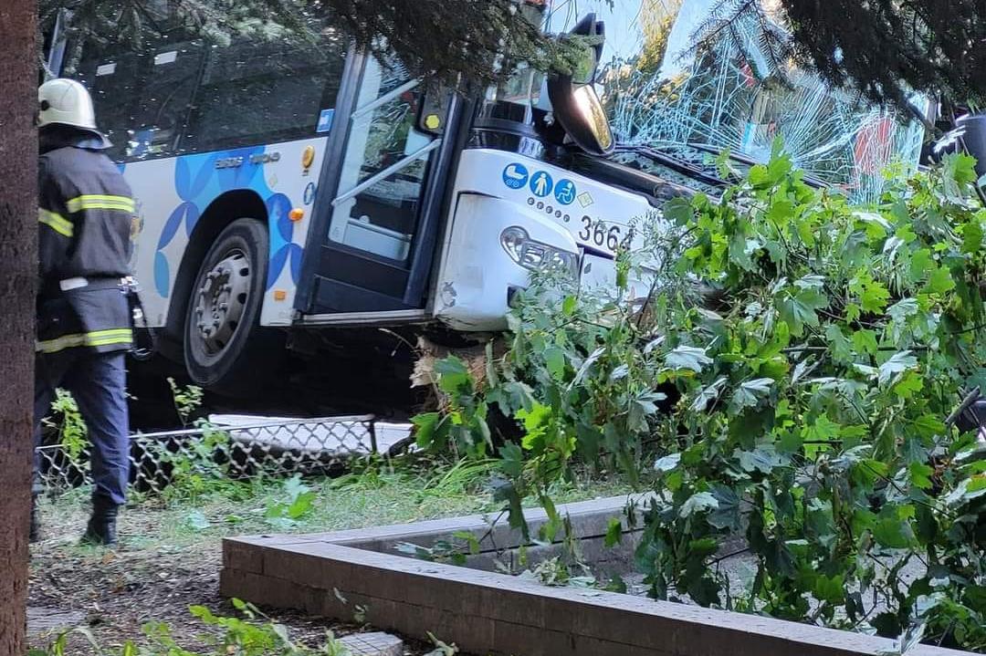 Няма тежкопострадали при удара на автобус 4 в столичния Младост 2