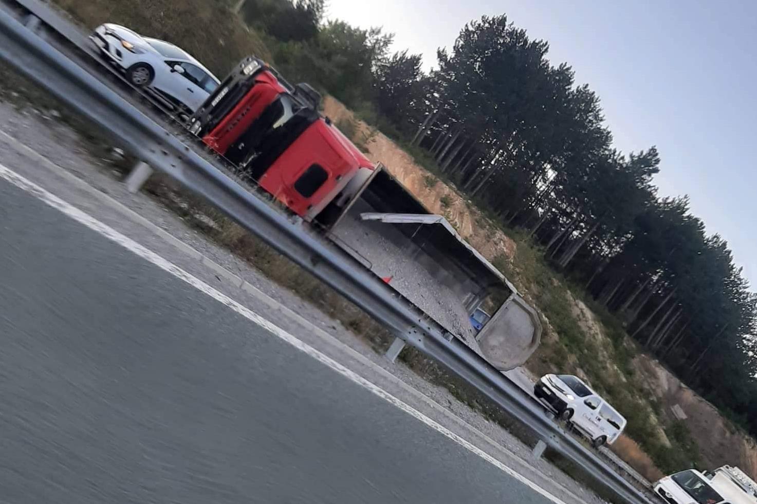 Претоварен камион се обърна на Струма, затруднено е движението към София