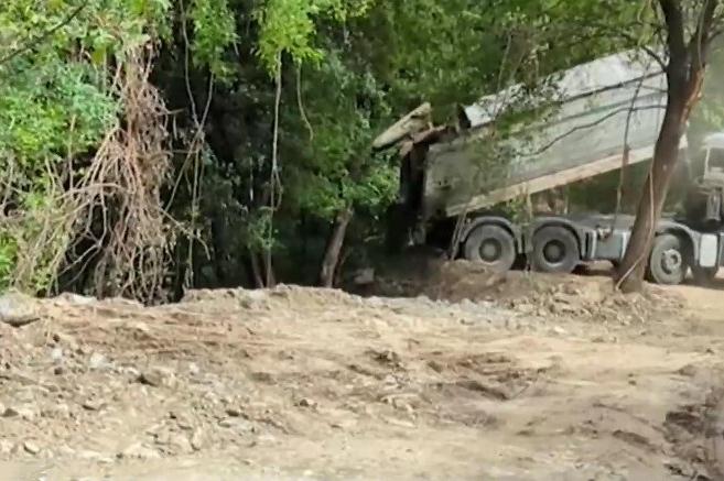 Жители на Бояна: Самосвали изхвърлят изкопна пръст и камъни в реката