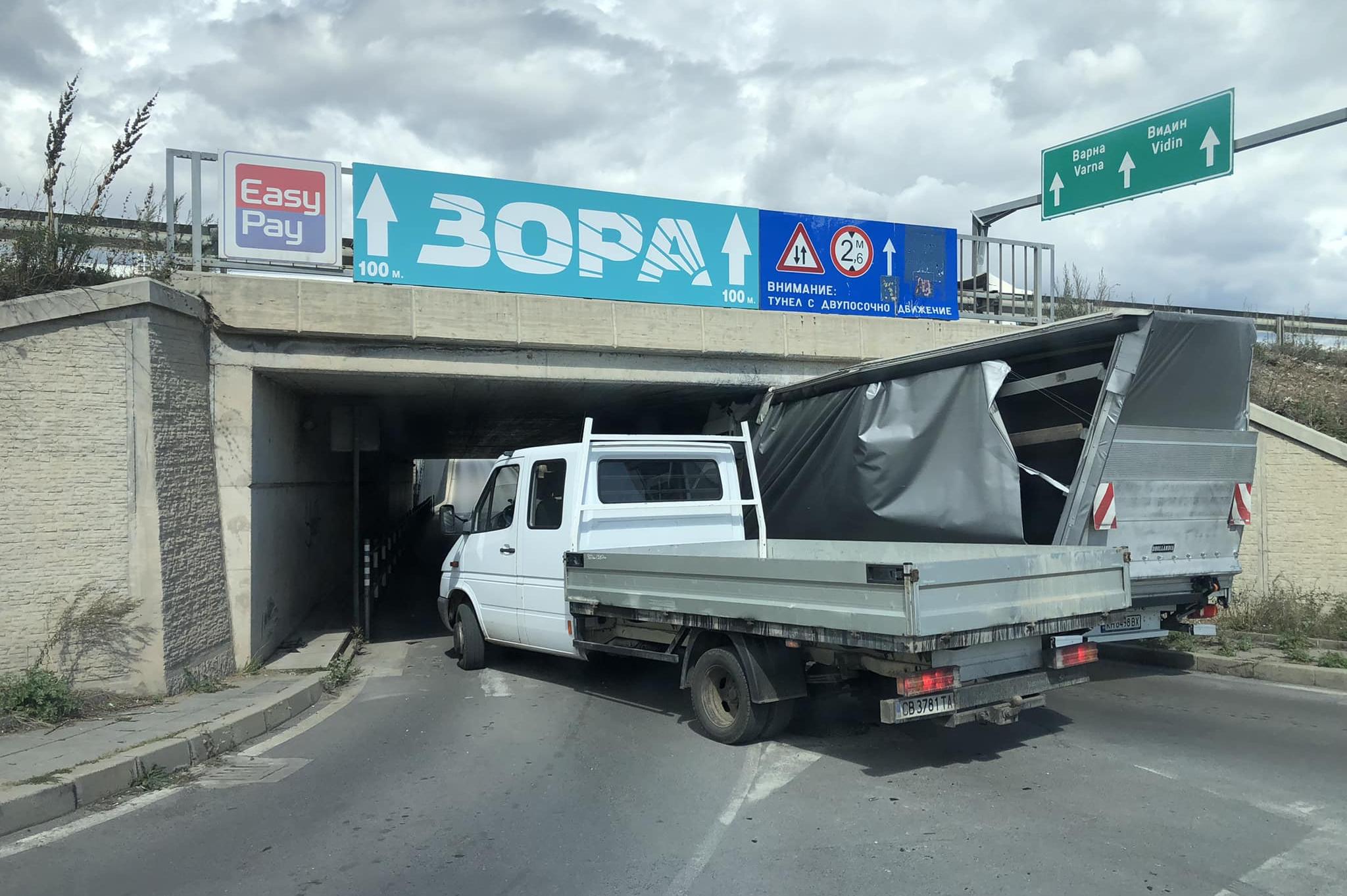 Камион пак се заседна в тунела на Ботевградско