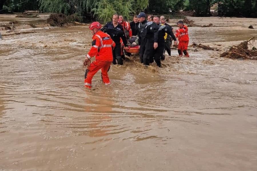 Екипи на софийската АПП спасиха десет и вече 24 часа помагат при бедствието