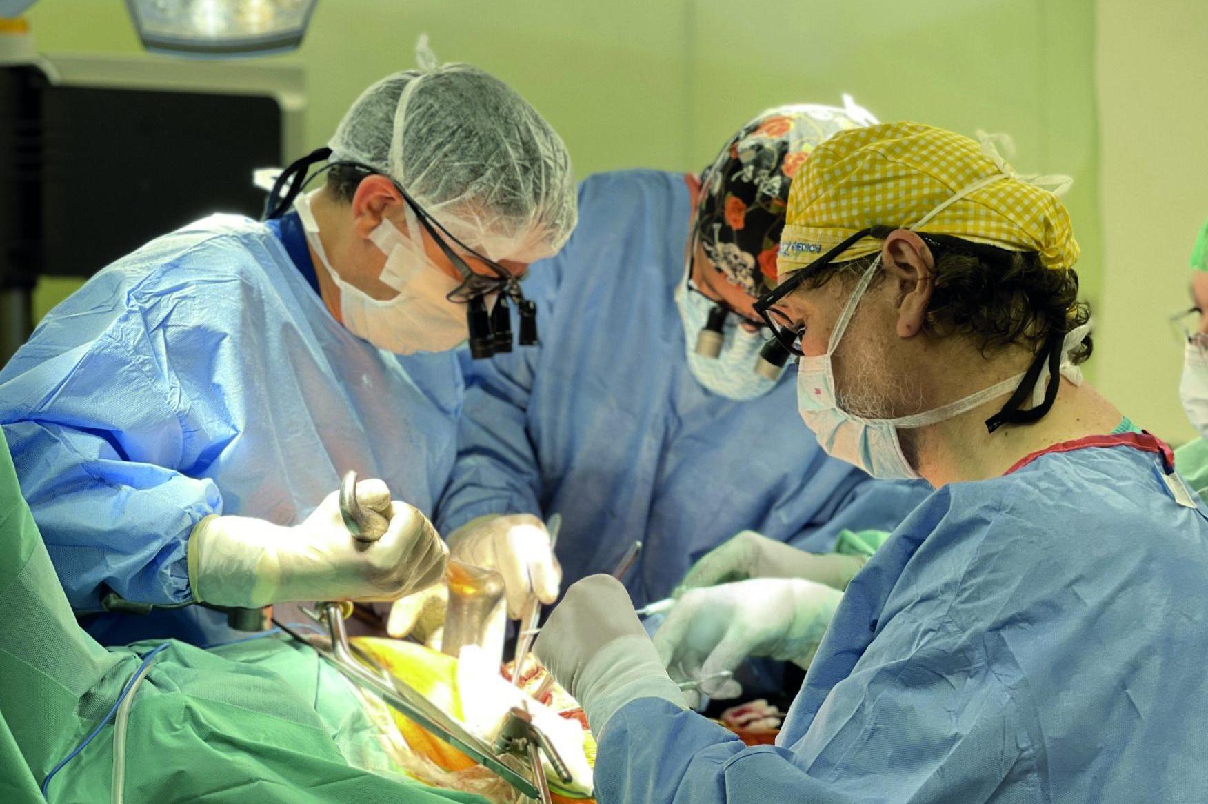 Със сложна операция спасиха мъж с бъбречен тумор и аневризми на бъбречна ар