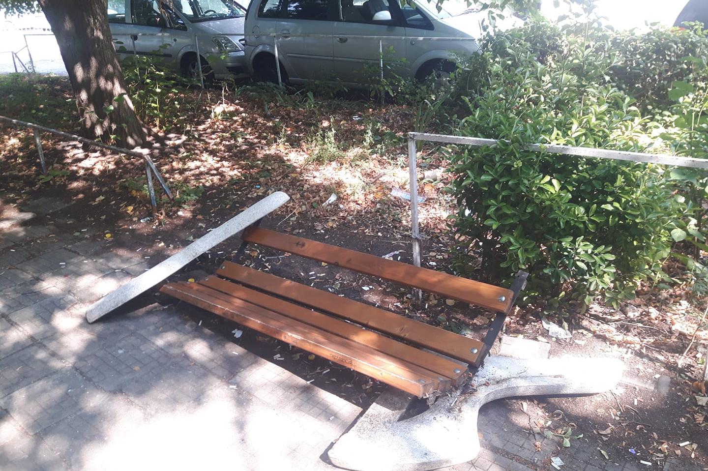 Вандали счупиха пейка пред жилищен блок в столичния Младост